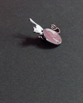 Katze mit Wolle - Pin