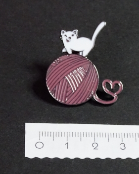Katze mit Wolle - Pin