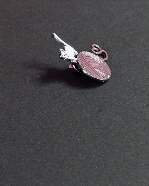 Katze mit Wolle - Pin