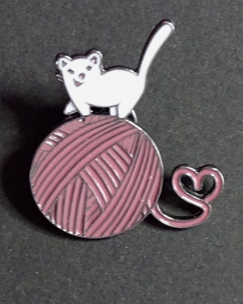Katze mit Wolle - Pin