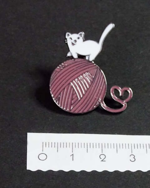 Katze mit Wolle - Pin